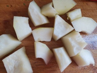 6、冬瓜鲫鱼汤,切块