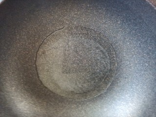 7、冬瓜鲫鱼汤,起锅烧油，撒少许盐