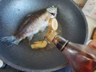 11、冬瓜鲫鱼汤,加入一勺料酒