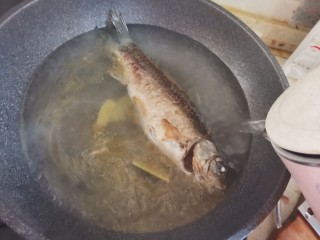 12、冬瓜鲫鱼汤,加入一壶开水，大火炖起来