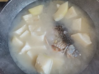 13、冬瓜鲫鱼汤,炖至汤变白色，加入冬瓜