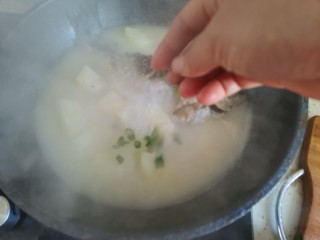 15、冬瓜鲫鱼汤,撒上葱花