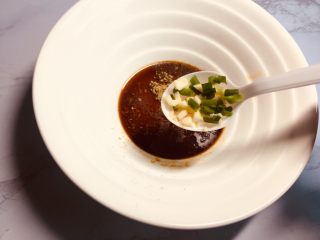 6、#一碗面#酸菜辣味早餐挂面,放点葱花，蒜蓉什么的，提高下颜值和香味嘛