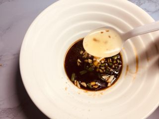 8、#一碗面#酸菜辣味早餐挂面,这里在放点植物油，不过感觉猪油和植物油一起混合更香呢