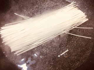 10、#一碗面#酸菜辣味早餐挂面,接着咱们干点正事，把锅里放水烧开了就把挂面放下去把！使劲煮熟