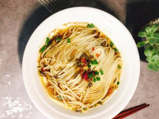 14、#一碗面#酸菜辣味早餐挂面,横拍竖拍就是想吃了，这么简单，你确定不要试试吗？