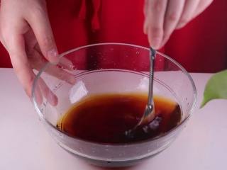 3、糖醋鸡翅根，我做太少了根本都不够吃,用勺子将配好的调料拌匀后备用。