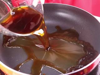 4、糖醋鸡翅根，我做太少了根本都不够吃,锅烧热，将刚才调好的调料倒入锅中。