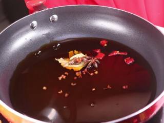 5、糖醋鸡翅根，我做太少了根本都不够吃,加入大料、生姜、花椒、干辣椒、香叶、八角一同下锅。