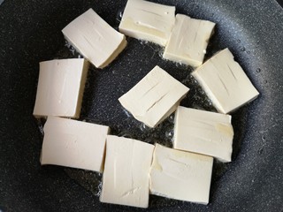 9、铁板豆腐,放入豆腐片。