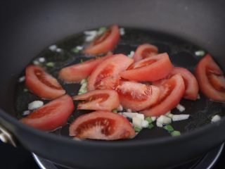 6、番茄豆腐汤,放入番茄