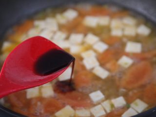 11、番茄豆腐汤,加入一点点生抽