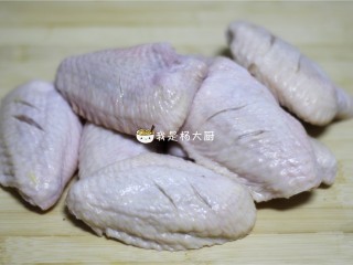 2、红烧鸡翅,洗净鸡翅，在两面各划两刀，方便入味