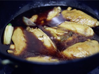 9、红烧鸡翅,加入适量开水，水量以没过鸡翅的量为佳