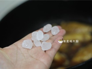 10、红烧鸡翅,加入一把冰糖，根据个人口味加少量食盐。大火烧开，转小火炖15分钟