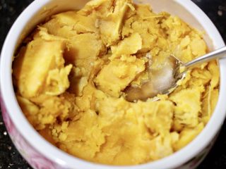 3、燕麦红薯球,去皮压成泥状，晾凉