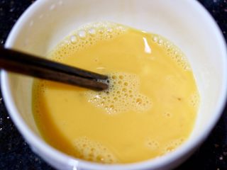 4、燕麦红薯球,鸡蛋打散备用