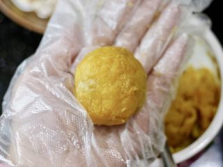 5、燕麦红薯球,红薯先搓成小球