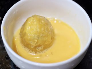 6、燕麦红薯球,在蛋液里滚一滚