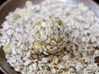 7、燕麦红薯球,再在燕麦里滚一滚，让燕麦包裹红薯球