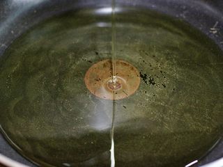 9、燕麦红薯球,平底锅倒入油