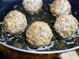 10、燕麦红薯球,小火煎红薯球