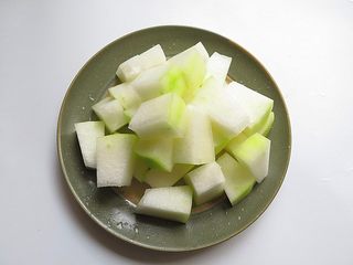 3、猪肉炖冬瓜粉条,冬瓜削去青皮,切成大方块