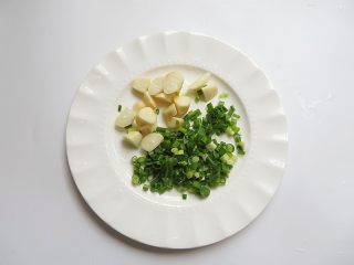 5、猪肉炖冬瓜粉条,葱蒜切好备用