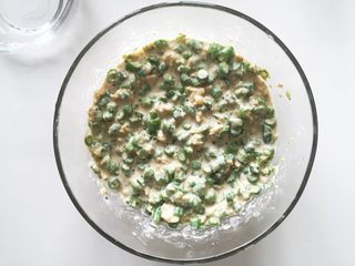 6、豆角鸡蛋煎饼 ,最后呈现如图状态，较浓稠不易流动（这样最后煎的时候，比较好控制形状）