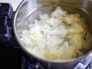 4、润肺止咳美容养颜的银耳雪梨汤,待水开后转成文火慢煮半小时