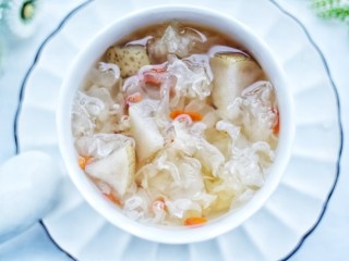 8、润肺止咳美容养颜的银耳雪梨汤,成品。