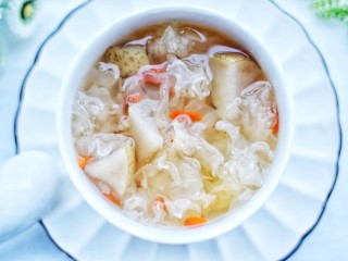 9、润肺止咳美容养颜的银耳雪梨汤,非常好吃。