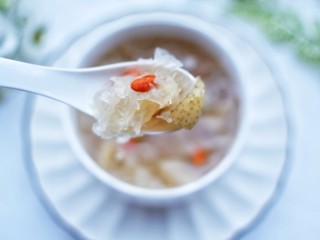 10、润肺止咳美容养颜的银耳雪梨汤,味道超赞。