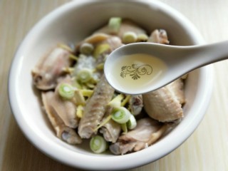 5、孜然烤鸡翅#烤箱版#,加入料酒。