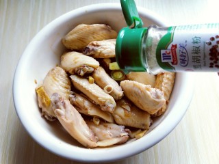 8、孜然烤鸡翅#烤箱版#,加入胡椒粉。(不喜欢可以不放)