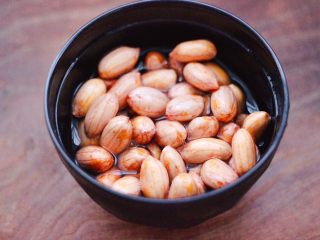 2、铁杆山药花生双米糊,把花生米提前洗净后，浸泡4个小时，看见花生米浸泡的饱满圆润的感觉就可以了。