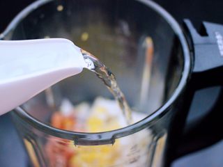 7、铁杆山药花生双米糊,加入适量的纯净水（记住水不要超过水位线哟）