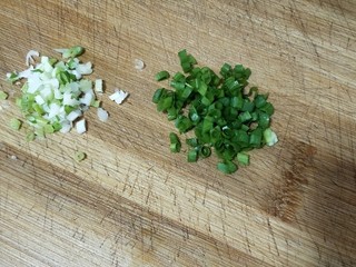 3、冬瓜圆子汤,将葱白和葱叶分别切末