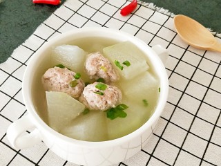 17、冬瓜圆子汤,盛碗，配上一碗米饭，加点小咸菜，一餐就搞定，有荤有素还有汤。