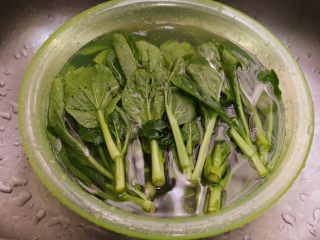 1、白灼菜心,菜心洗净。