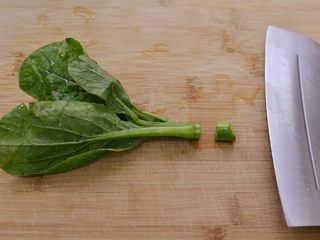 2、白灼菜心,去除根部老的地方。