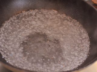 6、白灼菜心,放些食用油和一勺盐。