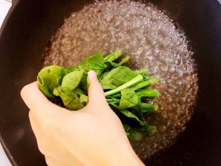 7、白灼菜心,先将菜心的根部放水中，烫到根部呈深绿色。