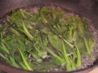 8、白灼菜心,再把菜心整体放进去，烫一分钟。