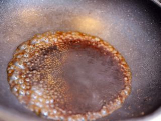 10、白灼菜心,酱汁倒入锅中烧开。