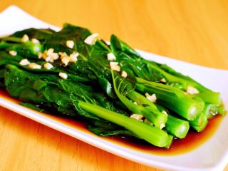 12、白灼菜心,将酱汁淋在菜心上即可。