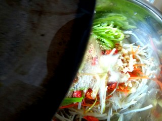 14、香辣凉拌三丝,把花椒油浇到盆中。搅拌均匀即可