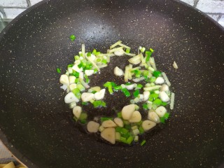 3、香辣干豆腐,油热，加入葱姜蒜炒香