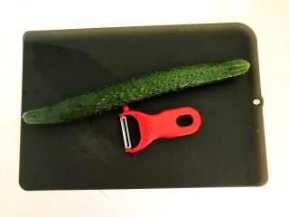 1、瓜片玉米竹荪汤,黄瓜清洗干净