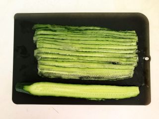 2、瓜片玉米竹荪汤,用削皮刀把黄瓜切成薄片